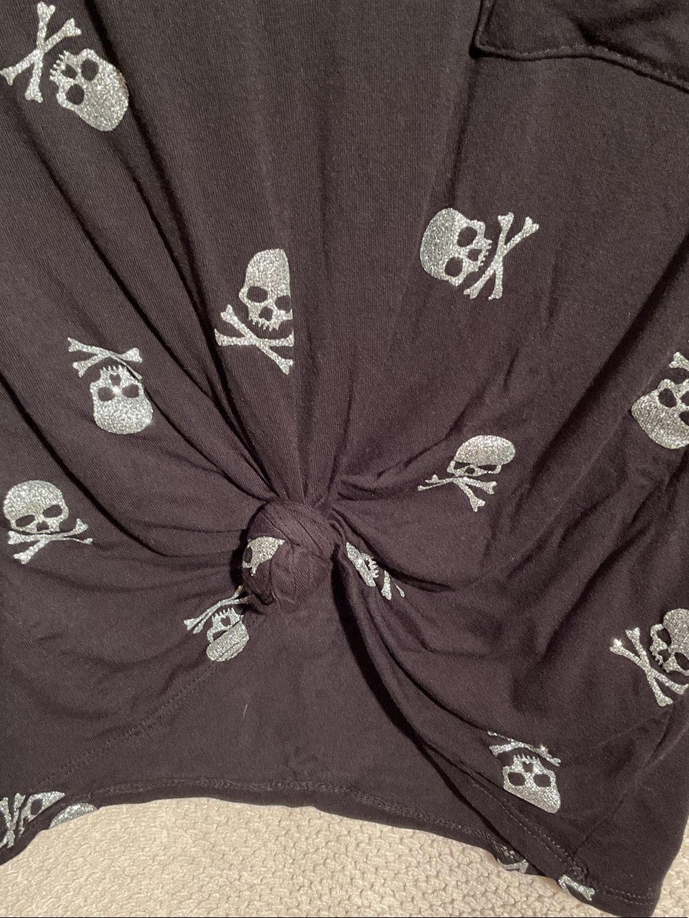 No Boundaries Black V-Neck Short Sleeve Skull Print Top - Picture 4 of 5